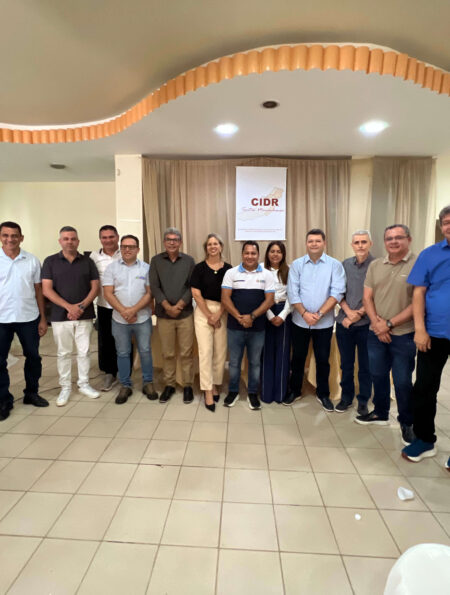 Mesa diretora do CIDR Sertão Maranhense reunida em auditório durante assembleia de reativação, em São João dos Patos (MA).