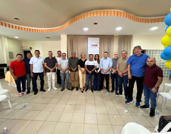 Mesa diretora do CIDR Sertão Maranhense reunida em auditório durante assembleia de reativação, em São João dos Patos (MA).