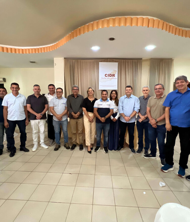 Mesa diretora do CIDR Sertão Maranhense reunida em auditório durante assembleia de reativação, em São João dos Patos (MA).