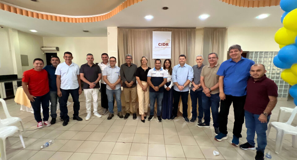 Mesa diretora do CIDR Sertão Maranhense reunida em auditório durante assembleia de reativação, em São João dos Patos (MA).